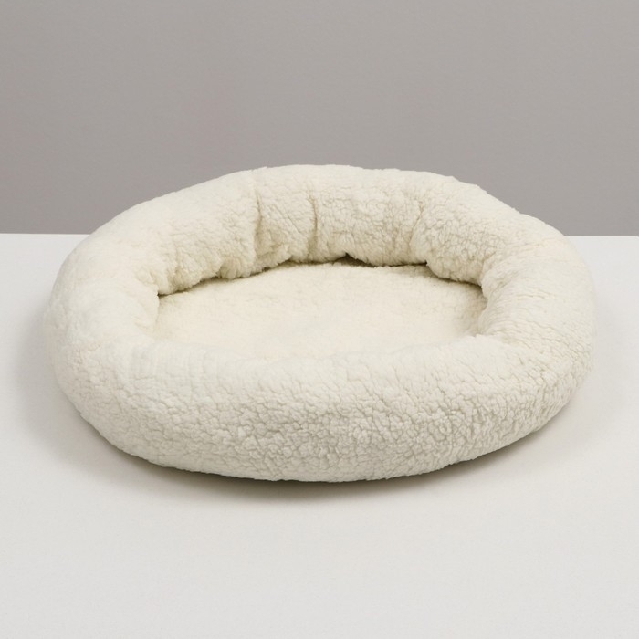Лежанка для собак и кошек  Лежанка для собак и кошек "Уют", мягкий мех, 50 х 42 х 11 см, молочная